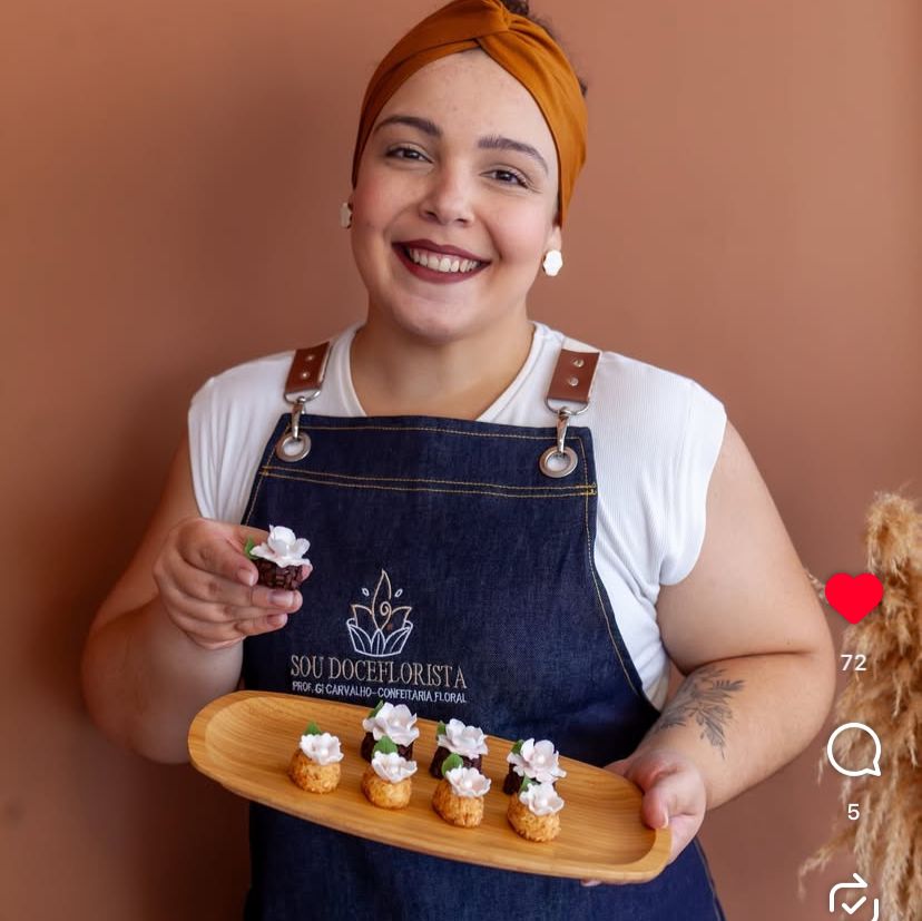 Aluna com bandeja de doces florais